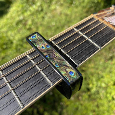 Thalia B-STOCK B-STOCK Capo | Limited Edition Black Chrome / Pearl Peacock Feathers